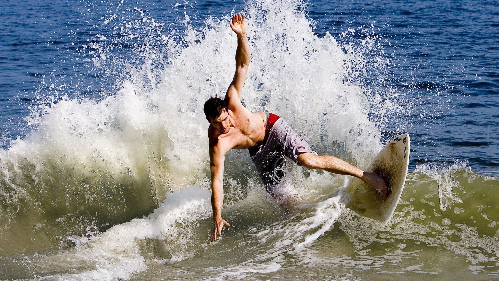 AYX体育官网-搏击训练营引入力量与耐力分项课程,搏击如何加强力量训练视频